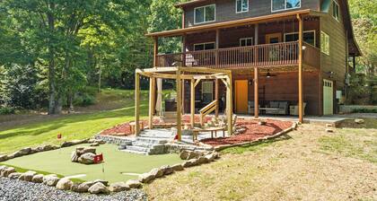 < 1 Mi to Lake Blue Ridge: Forest-view Gem w/ Deck