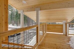 Interior - 5 Mi to Soda Springs Mtn Resort: Forest-view Gem! (Truckee)