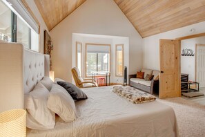 Interior - 5 Mi to Soda Springs Mtn Resort: Forest-view Gem! (Truckee)