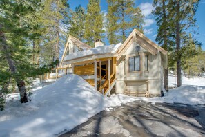A log cabin with a wooden deck, surrounded by snow and trees. - 5 Mi to Soda Springs Mtn Resort: Forest-view Gem! (Truckee)