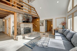 Interior - 5 Mi to Soda Springs Mtn Resort: Forest-view Gem! (Truckee)