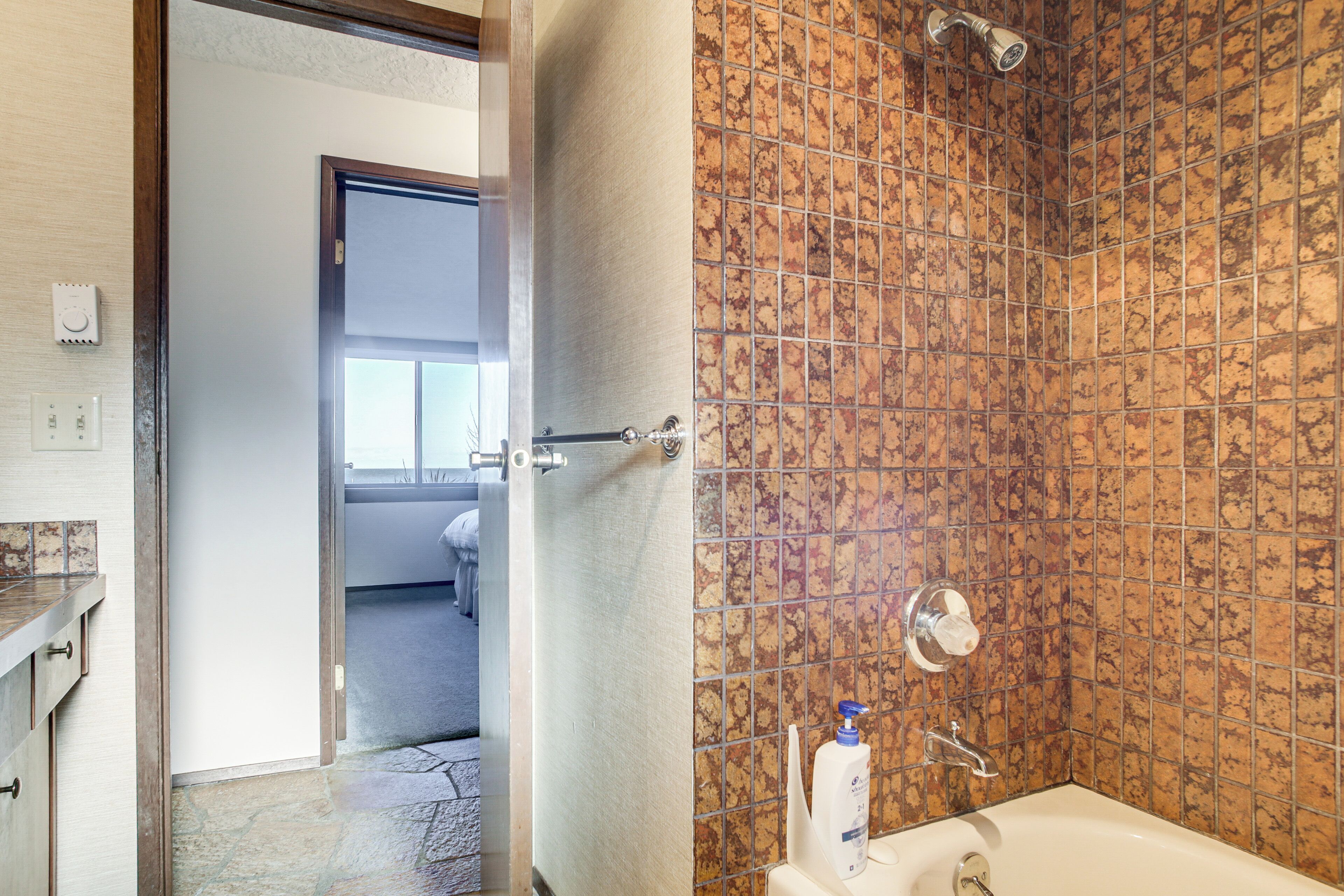 Une salle de bain avec une douche, des toilettes et un lavabo.