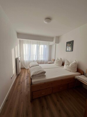 3 slaapkamers, een strijkplank/strijkijzer, wifi, beddengoed