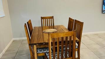 Appartement, 2 chambres, vue jardin, rez-de-chaussée | Restauration dans la chambre