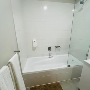 Apartment, 2 Bedrooms, Garden View, Ground Floor | Bathroom