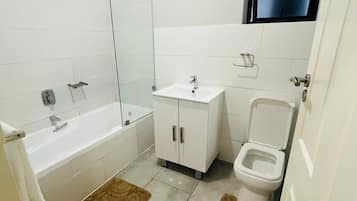 Căn hộ, 2 phòng ngủ, quang cảnh vườn, tầng trệt | Phòng tắm