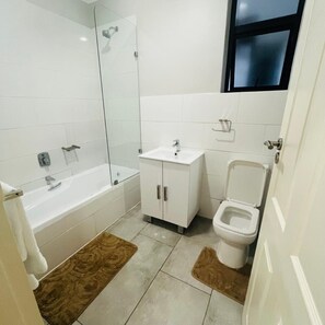 Căn hộ, 2 phòng ngủ, quang cảnh vườn, tầng trệt | Phòng tắm