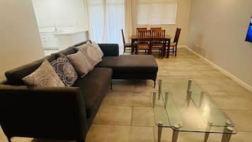 Căn hộ, 2 phòng ngủ, quang cảnh vườn, tầng trệt | Khu phòng khách