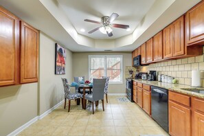 Interior - 7 Mi to Arthur Blank & Trilith Studios: Cozy Suite (Tyrone)