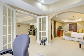 Interior - 7 Mi to Arthur Blank & Trilith Studios: Cozy Suite (Tyrone)