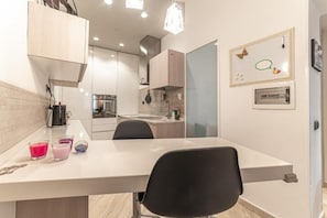 Apartamento, vista para o jardim | Cozinha privada | Geladeira, micro-ondas, cooktop, máquina de café expresso