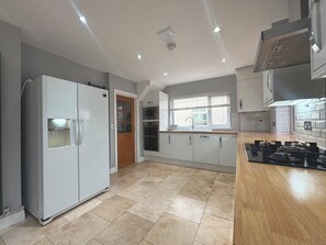 Private kitchen - Entire House Ideal for UHW-Events-Stadium-City-Bay (Cardiff)