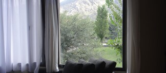 Cottage near the mountains, with swimming pool, rural area, surrounded by nature.