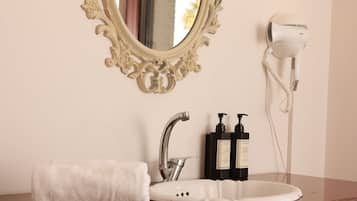 Deluxe Suite, City View | Bathroom
