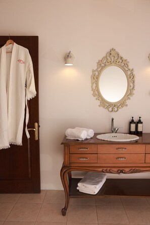 Double Room, Balcony, Pool View | Bathroom - DG BY OPİA (Alaçatı)