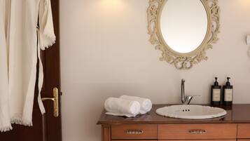 Deluxe Suite, City View | Bathroom