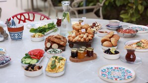 Une table dressée avec divers aliments et condiments, évoquant un décor de salle à manger.