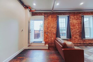 Living area - American Hall Hamilton Suite (Millersburg)