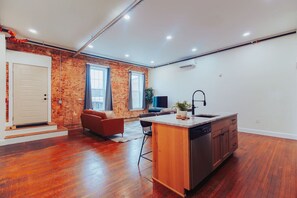 Interior - American Hall Hamilton Suite (Millersburg)