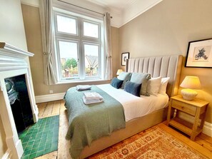 2 bedrooms, iron/ironing board, travel cot, free WiFi - Bournemouth Beach Break - Stylish Two Bedroom - Walk to Town and Beaches (Bournemouth)