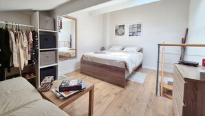 A bedroom with a bed, a wardrobe, a desk, and a mirror. - Saint Vincent near beach all comforts (le Grau D'Agde)