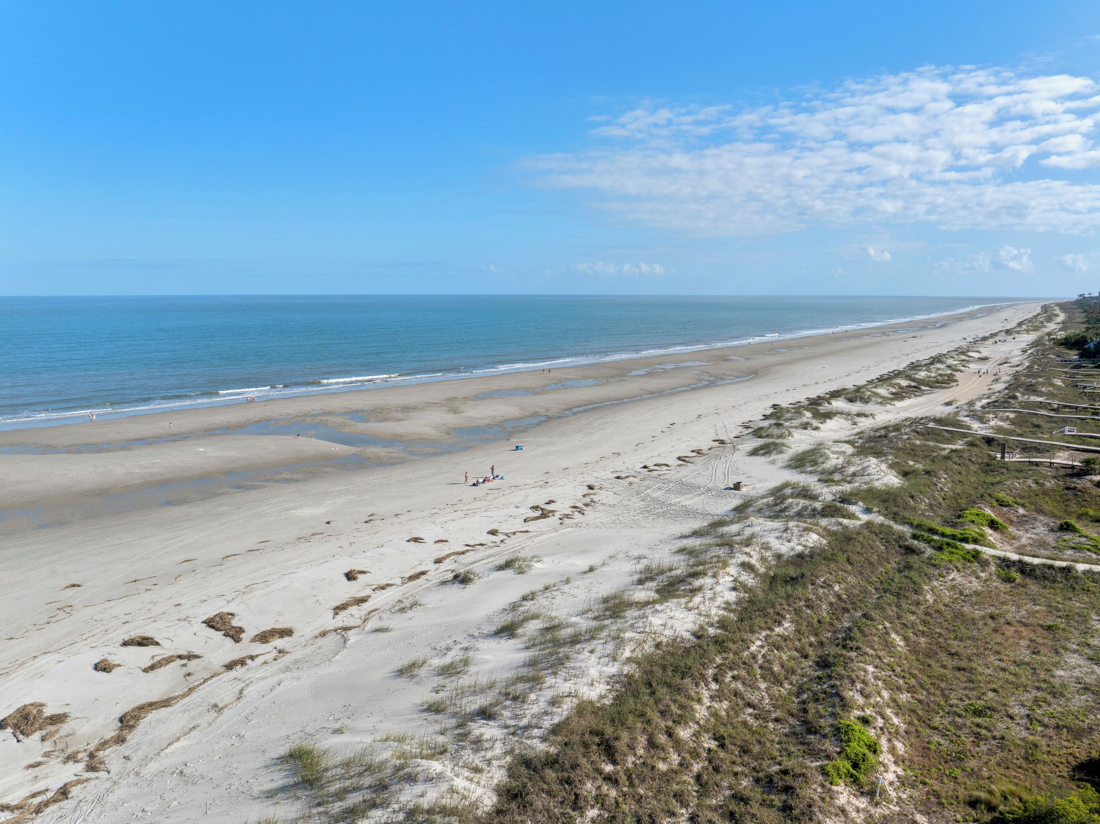 Playa en los alrededores, camastros y toallas de playa 