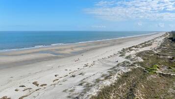 Playa en los alrededores, camastros y toallas de playa