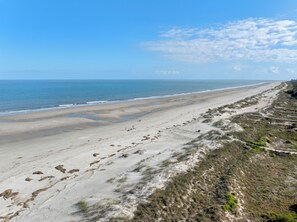 Beach nearby, sun-loungers, beach towels - Family Friendly Resort w/ Pools, Beach, Golf (Hilton Head Island)