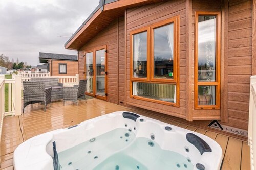 Waterfall Luxmy Lodge with Hot tub