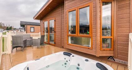 Waterfall Luxmy Lodge with Hot tub