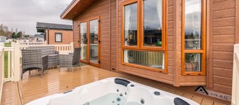 Waterfall Luxmy Lodge with Hot tub