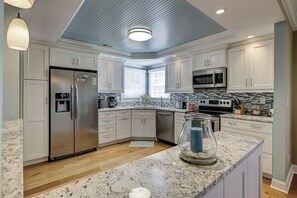 Fridge, microwave, stovetop, dishwasher - Sunset Rentals | Evian 112 (Hilton Head Island)