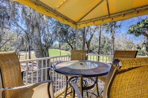 Outdoor dining - Sunset Rentals | Evian 112 (Hilton Head Island)