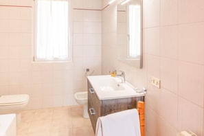 Shower, hair dryer, bidet, towels - 633A Villetta Anna Apartment (Cavaion Veronese)