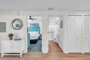 2 bedrooms, iron/ironing board, free WiFi, bed sheets - 🌞Beach Access🌴Pool/Hot Tub/Grills/Workout Room🐬Sunset Vistas 503N (Treasure Island)