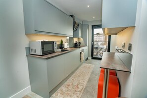 Fridge, microwave, oven, stovetop - Modern 1 Bedroom Apartment in Leicester w Balcony (Leicester)