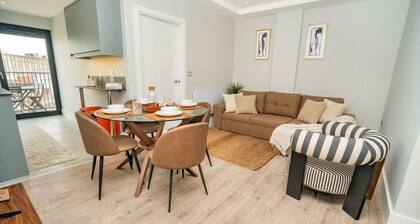 Spacious 1 Bedroom Leicester Apartment w Balcony