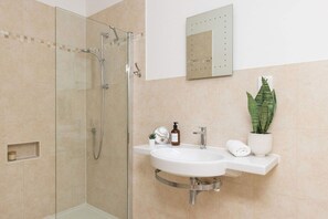 House | 1 bedroom, Internet - Clover - Super King Ensuite Room in Sidlesham (Chichester)