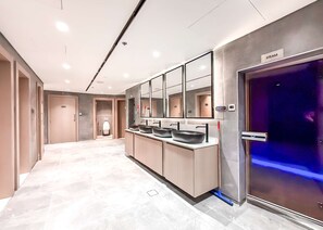 House - Free Housekeeping Visits During Your Stay - Stayshort - Fresh and Modern Studio in JVT That Sleeps 2 (Dubai)