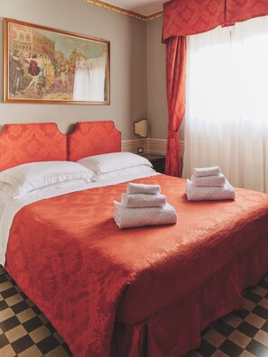 Deluxe Double Room, City View | Desk, free WiFi - Hotel I Portici (Arezzo)