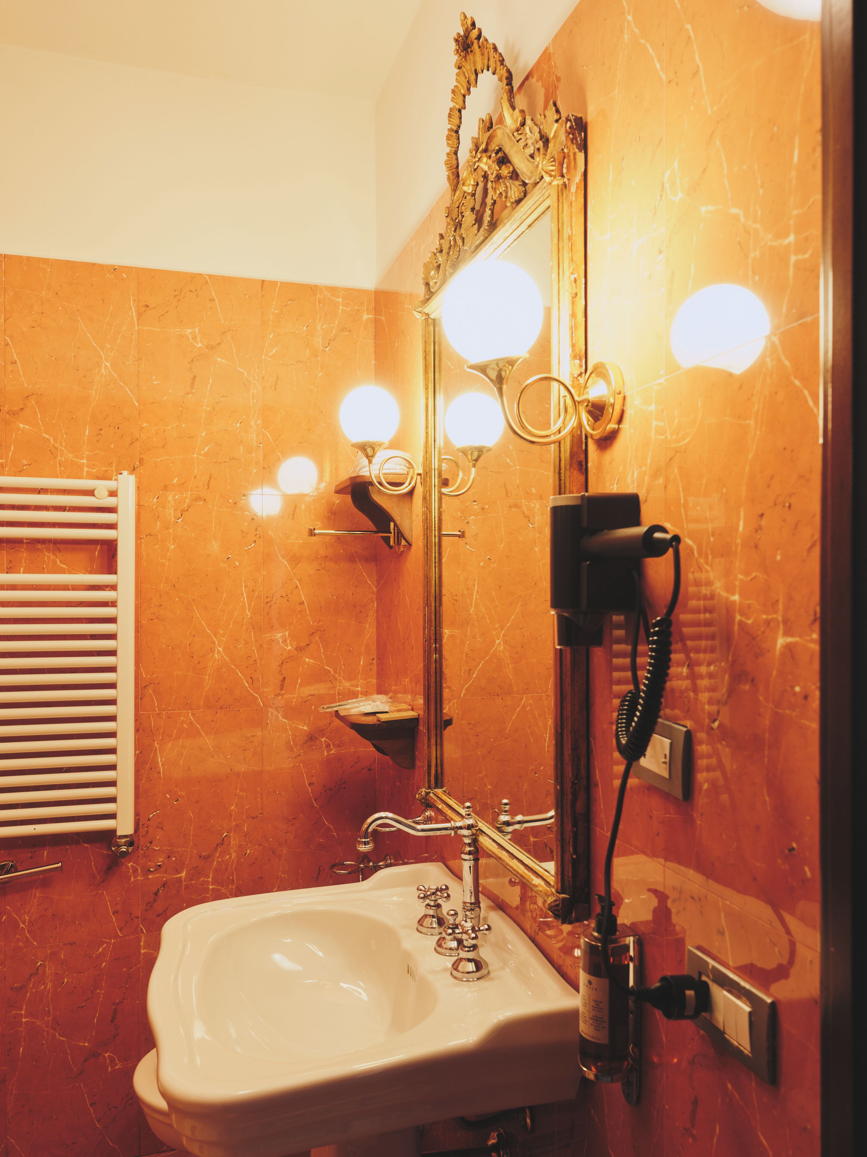 Deluxe Double Room, City View | Bathroom