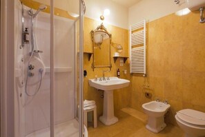Family Room, Courtyard View | Bathroom - Hotel I Portici (Arezzo)