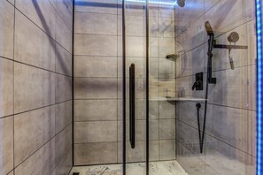 Douche, sèche-cheveux, serviettes fournies