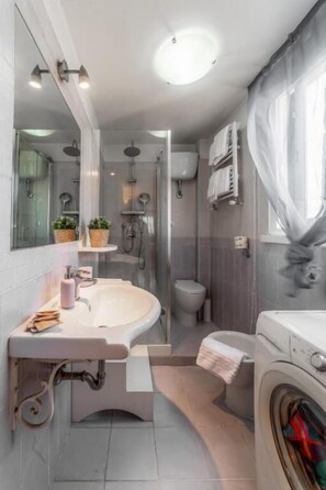 Shower, free toiletries, hair dryer, bidet - Cozy Penthouse with Terrace (Rome)