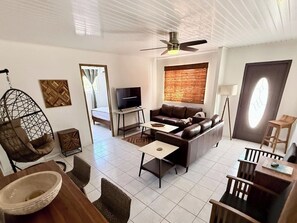 Smart TV, books - Casa Ariba! Aruba Adventure and Explore near all… (Santa Cruz)