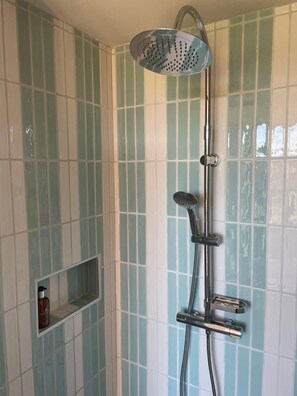 Secadora de cabello, toallas, jabón, papel de baño 