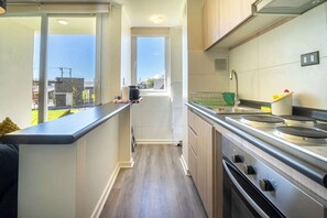 Kylskåp, mikrovågsugn, spishäll och brödrost