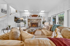 Smart TV y chimenea 