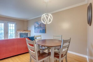 Dining - Alpina Condo 3209 | Cozy Retreat in St-Sauveur (Piedmont)