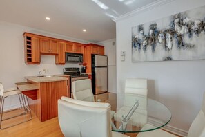 Dining - Condo Alpina - 3202 | Détente à St-Sauveur (Piedmont)